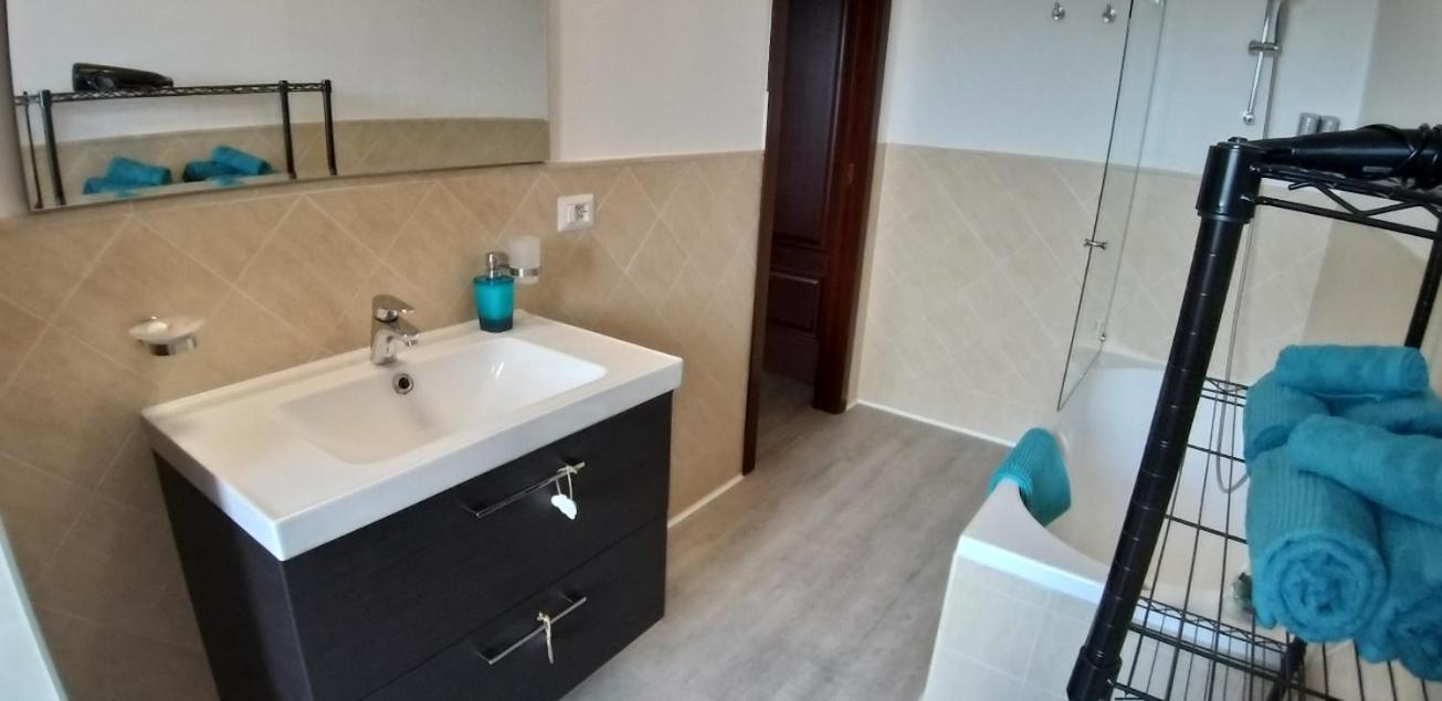 Casa Rosy - Stanza Privata Con Bagno Esclusivo E Parcheggio Gratuito Appartement Porto Torres Buitenkant foto